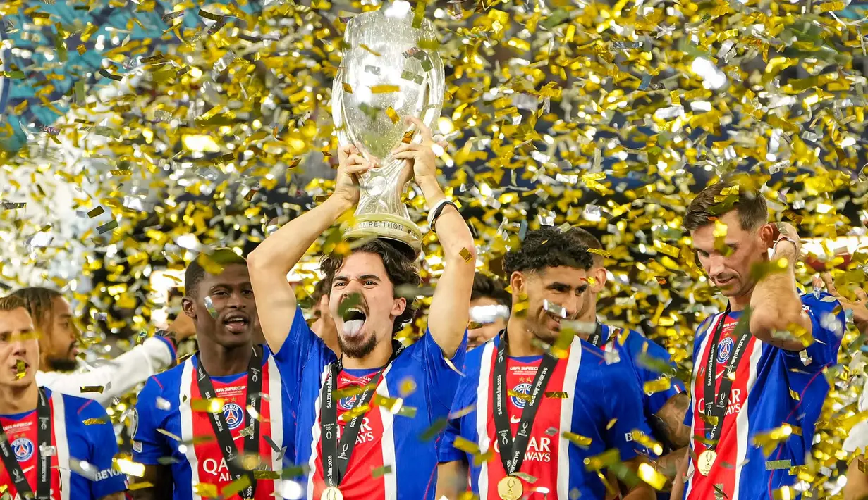 Pemain PSG, Vitinha, mengangkat trofi saat perayaan usai pertandingan sepak bola Piala Super UEFA antara Paris Saint-Germain dan Aston Villa di Salzburg, Austria, Rabu, 12 Agustus 2026. (Foto AP/Darko Bandic)