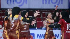Selebrasi tim putri TNI AU saat bertanding melawan tim putri TNI AL  pada putaran kedua final four di GOR Joyoboyo, Kediri, Rabu (6/12/2023). TNI AU berhasil memetik kemenangan atas TNI AL dengan skor 3-1 (25-21, 19-25, 25-17, dan 25-21) dan berhask melaju ke grand final Livoli Divisi Utama 2023. (Dok. PBVSI)