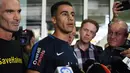 Pemain sepakbola dan pengungsi Australia, Hakeem al-Araibi memberikan ketengan pers setibanya mereka di bandara Melbourne, Selasa (12/2). Pengungsi asal Bahrain itu akhirnya kembali ke Australia setelah ditahan dua bulan di Thailand (WILLIAM WEST/AFP)