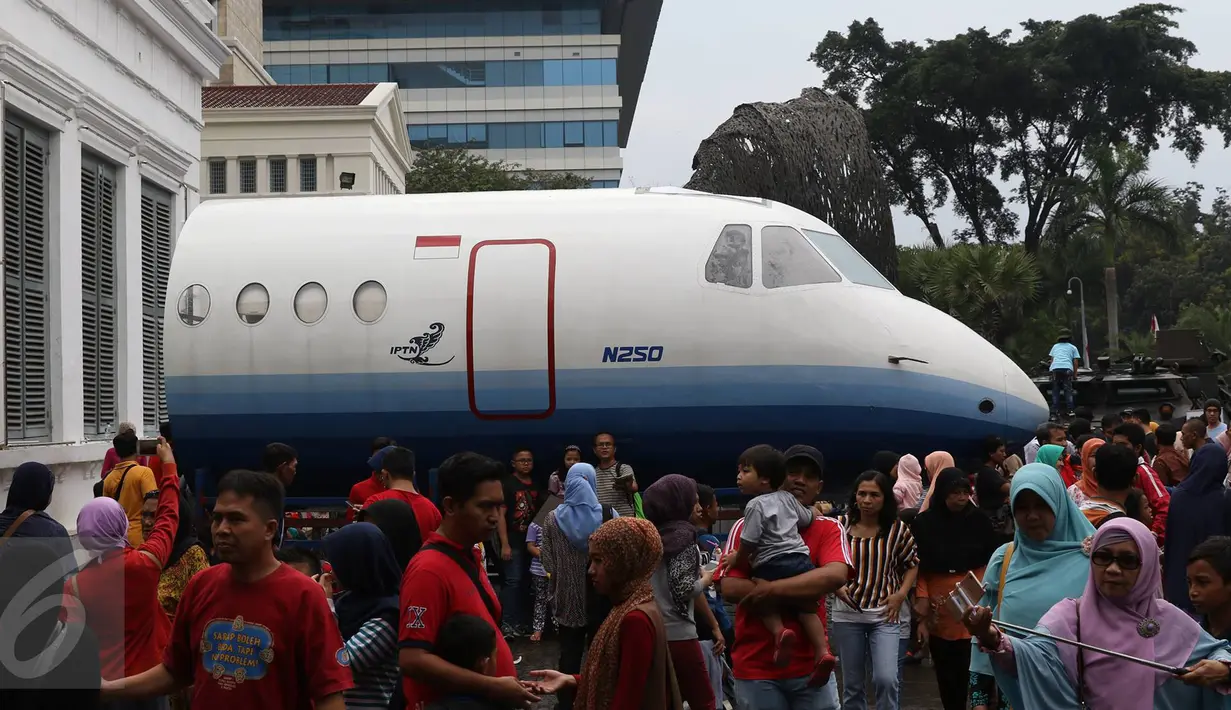 Kepadatan pengunjung saat Habibie Festival di Museum Nasional, Jakarta, Minggu (14/8). Dalam Habibie Festival kali ini warga dapat melihat langsung Pesawat N250 dan Panser Anoa buatan anak bangsa tersebut. (Liputan6.com/Immanuel Antonius)