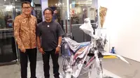 Motor listrik Sergap 30.1 Trail E-Motocraft hasil racikan PT BYXE Motor Indonesia (BMI) menjadi kanvas lukisan bagi seniman Putu Bonuz Sudiana