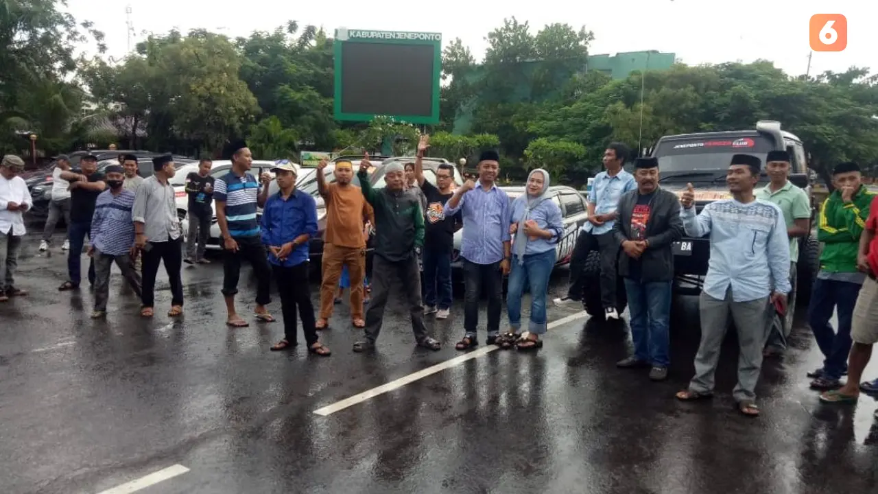 Relawan Syamsuddin Karlos berbagi takjil (Liputan6.com/Fauzan)