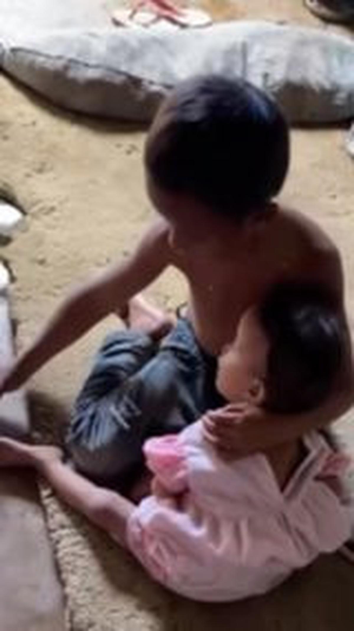 "Dua kakak beradik yang masih kecil didapati warga ditinggal orangtuanya di dalam rumah," demikian dikutip dari keterangan unggahan akun Instagram @palembangotw.