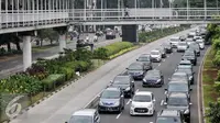 Kepadatan kendaraan di Jalan Jenderal Sudirman, Jakarta, (25/7). Pembatasan kendaraan ganjil genap merupakan kebijakan transisi jelang penerapan sistem jalan berbayar elektronik atau Electronic Road Pricing (ERP) di ibukota. (Liputan6.com/Yoppy Renato)