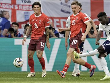 Pemain Inggris, Bukayo Saka mencetak gol penyeimbang 1-1 ke gawang Siwss pada&nbsp;laga perempat final Euro 2024 di Duesseldorf Arena, Duesseldorf, Jerman, Sabtu (06/07/2024). (AP Photo/Thanassis Stavrakis)