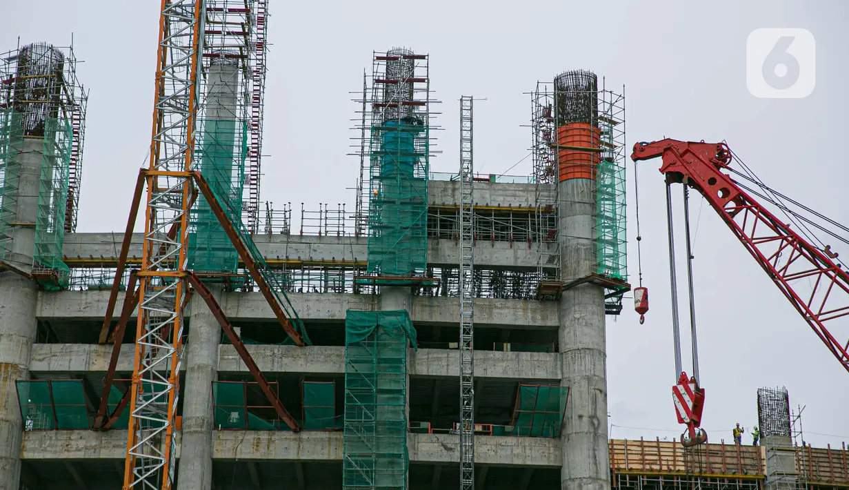Suasana proyek pembangunan Jakarta International Stadium atau Stadion BMW di kawasan Papanggo, Tanjung Priok, Jakarta, Senin (18/1/2021). Progres pembangunan stadion berkapasitas 82 ribu penonton tersebut telah mencapai 43,7 persen. (Liputan6.com/Faizal Fanani)