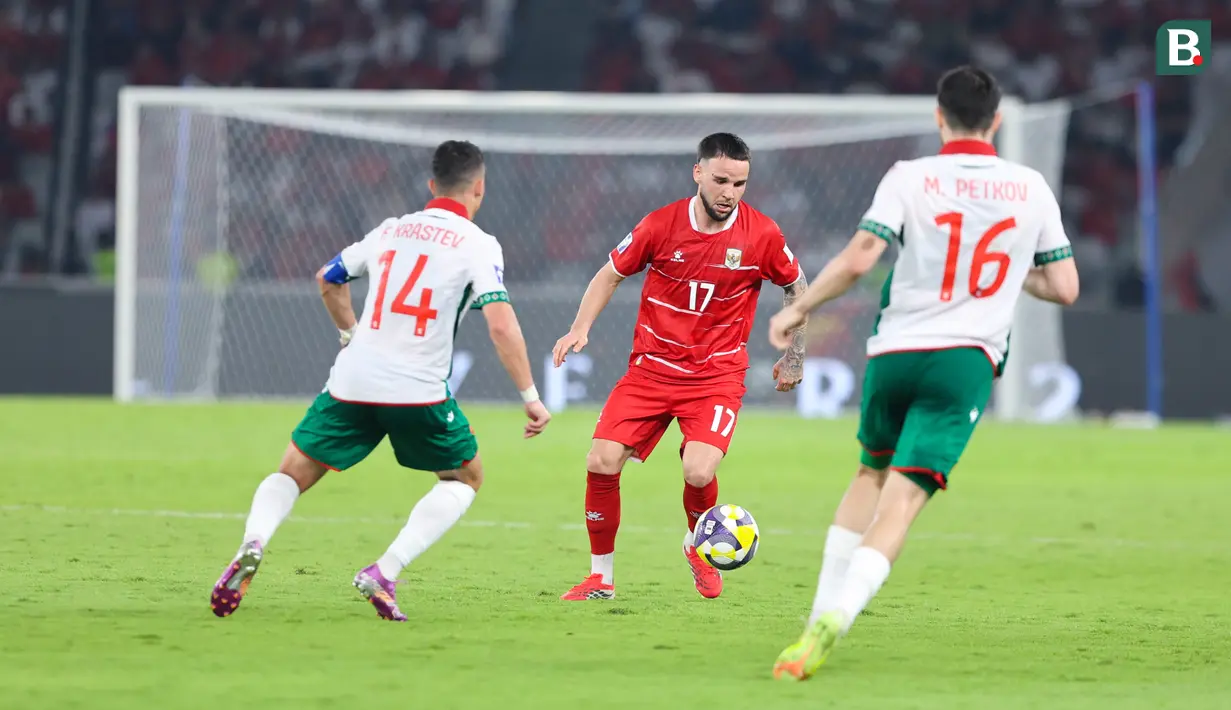 Menariknya, Verdonk mampu menjalankan tugas tersebut dengan sangat baik. Ia tampil tenang saat menguasai bola, memiliki akurasi umpan yang tinggi, dan tak ragu menghadapi duel, bahkan dalam situasi satu lawan dua atau tiga pemain sekaligus. (Bola.com/M. Iqbal Ichsan)