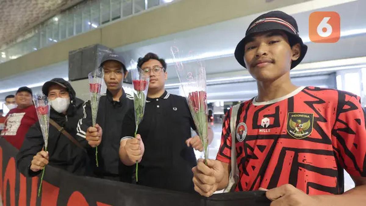 Foto: Suasana Penyambutan Timnas Futsal Indonesia Saat Tiba di Tanah Air, Bunga untuk Sang Juara