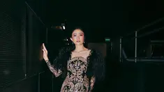 Febby Rastanty terlihat anggun saat mengenakan busana ala pakaian daerah. Nuansa etnik motif daun dan bunga nusantara memperkuat kesan elegan penampilan wanita 26 tahun ini. Melihat penampilannya, tak sedikit netizen membanjiri pujian untuk Febby. (Liputan6.com/IG/@febbyrastanty).