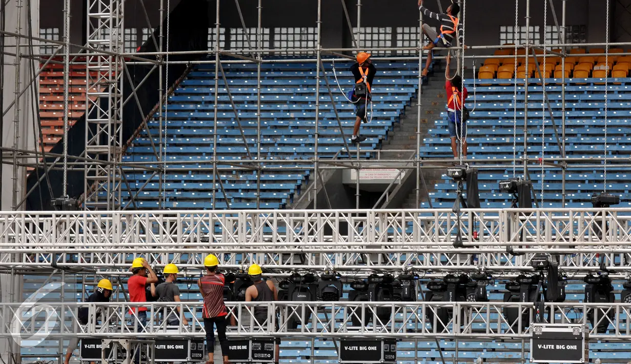 Sejumlah Pekerja merampungkan panggung konser Bon Jovi di bagian sisi stadion Gelora Bungkarno, Jakarta, Minggu (6/9/2015). Pembangunan panggung mewah konser Bon Jovi itu memakan waktu selama 10 hari. (Liputan6.com/Johan Tallo)
