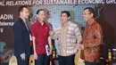 Menteri Perindustrian Saleh Husin (kanan), Menteri Perdagangan Thomas Lembong  (kedua kiri) bersama Kepala BKPM Franky Sibarani (tengah) saat pembukaan Rakernas Kadin Hubungan International di Jakarta, Rabu (1/6). (Liputan6.com/Angga Yuniar)