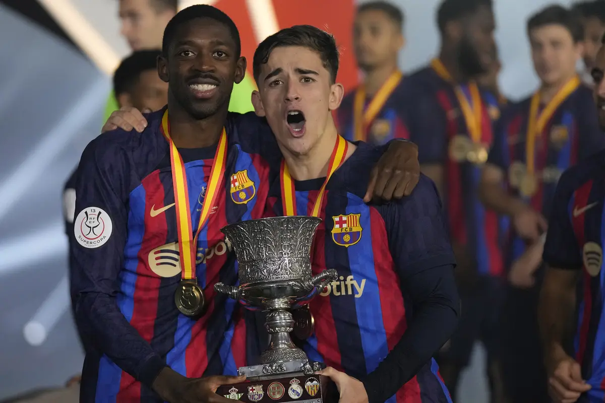 Foto: Girangnya Pemain Barcelona Setelah Raih Trofi Supercopa de Espana