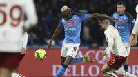 Sementara itu AS Roma yang bertandang ke markas Napoli sudah tertinggal 0-1 saat laga berjalan 17 menit lewat sepakan Victor Osimhen memanfaatkan umpan Khvicha Kvaratskhelia. Skor 1-0 bertahan hingga babak pertama rampung. (LaPresse via AP Photo/Alessandro Garofalo)