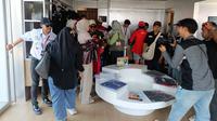 Penjualan merchandise resmi MotoGP dari Pertamina di Sirkuit Mandalika laris manis. Bahkan hingga Jumat (3/10/2025) atau hari pertama perhelatan MotoGP Mandalika 2025, revenue dari penjualan merchandise tersebut menyentuh angka Rp 1,9 miliar. (Bola.com/Rizki Hidayat)