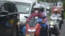 Pengendara sepeda motor melintas di kawasan Jalan Raya Puncak, Bogor, Jawa Barat, Kamis (29/12/2022). Ditutupnya jalur tersebut dilakukan untuk mengantisipasi peningkatan volume kendaraan dari arah Jakarta menuju Puncak. (merdeka.com/Imam Buhori)