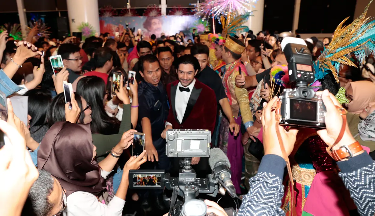 Dalam film Biang Kerok, Reza Rahadian tidak hanya dituntut sekedar akting. Tapi juga harus bisa sambil bernyanyi. Menurutnya sebagai aktor harus bisa melakukan sesuai dengan tuntuan skenario. (Nurwahyunan/Bintang.com)