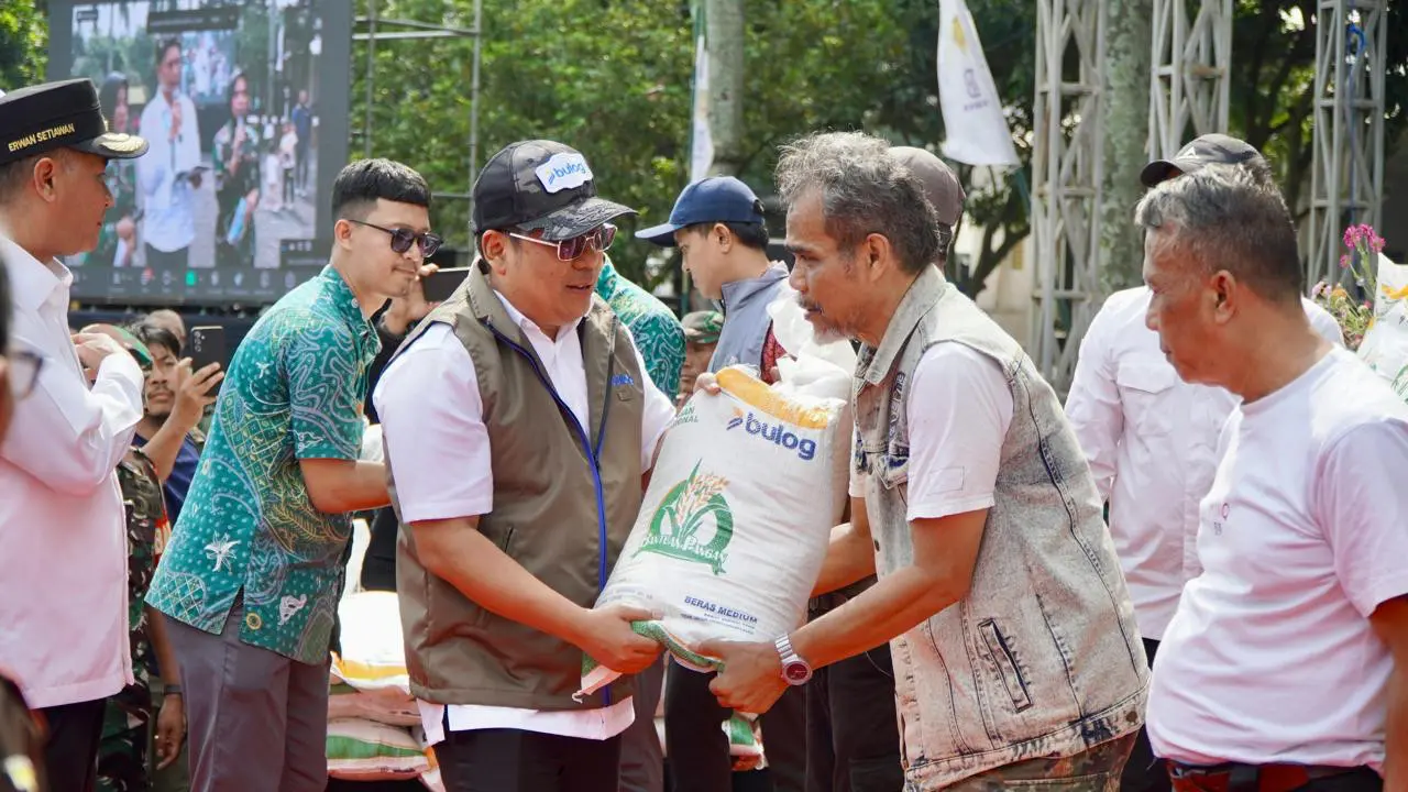 BULOG dan TNI Kolaborasi Salurkan Beras SPHP & Bantuan Pangan Lewat GPM Serentak di Seluruh Indonesia