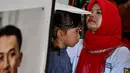 Seorang petugas kesehatan mengukur tinggi balita dalam program pemeriksaan kesehatan bulanan untuk anak-anak di sebuah pusat layanan terpadu di Banda Aceh, Senin,  10 Agustus 2026. (AFP/ Chaideer Mahyuddin)