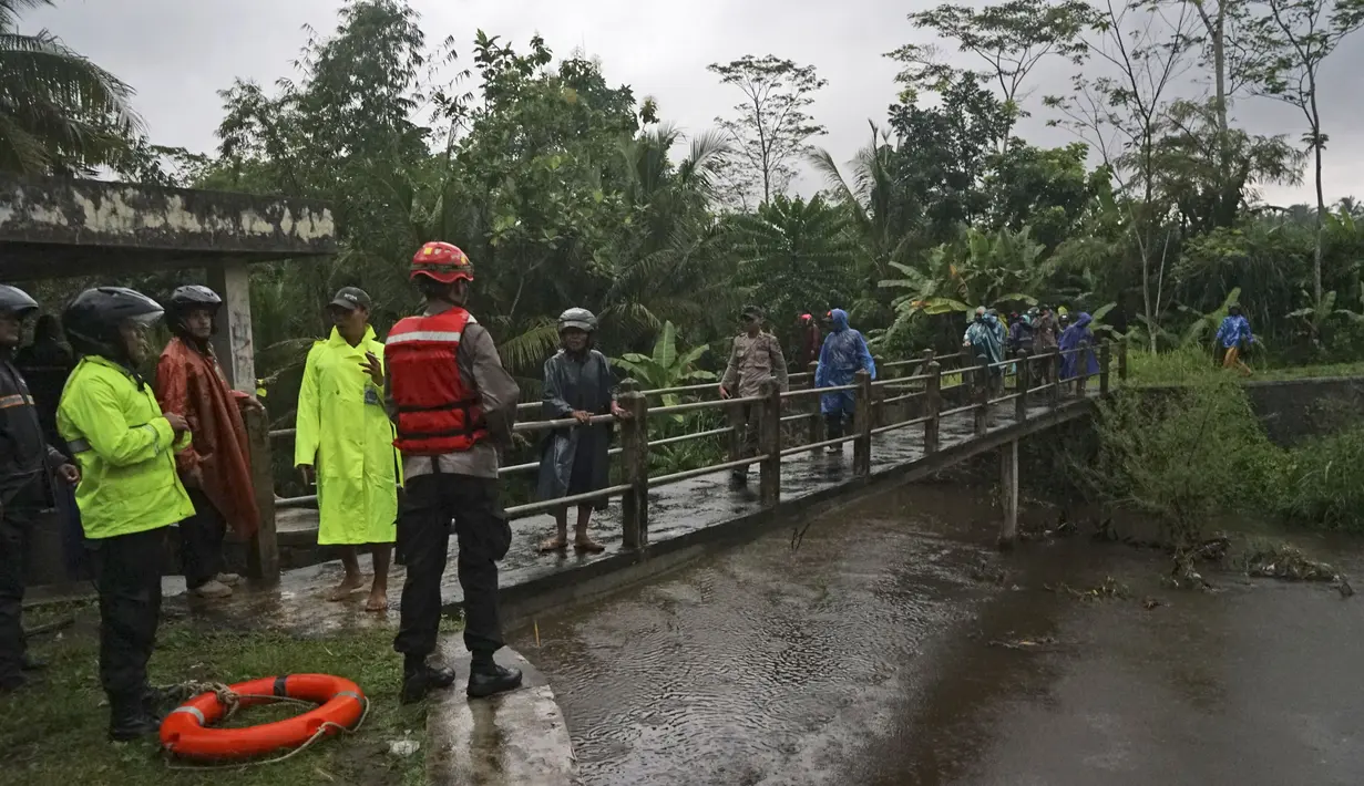 Tim gabungan saat mencari korban banjir bandang di sungai Sempor, Sleman, Yogyakarta, Jumat (21/2/2020). Sedikitnya 200 personel gabungan terus melakukan pencarian Siswa SMPN 1 Turi yang hanyut saat kegiatan susur sungai. (AP Photo)