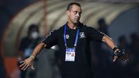 Pelatih Madura United, Fabio Araujo Lefundes saat menghadapi Bali United dalam laga pekan ke-16 BRI Liga 1 2021/2022 di Stadion Sultan Agung, Bantul, Kamis (09/12/2021). (Bola.com/Bagaskara Lazuardi)