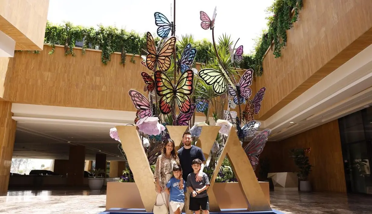 Namun akibat liburan tersebut, Messi diskorsing PSG lantaran pergi tanpa izin ke Arab Saudi usai kekalahan 1-3 dari Lorient dalam lanjutan Liga Prancis 2022/23 pada 30 April lalu. [Foto: Twitter/Arabiandailys].