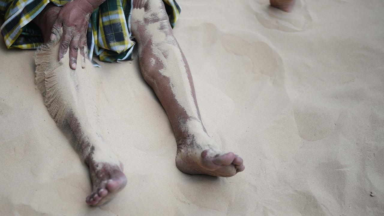 FOTO: Tidur di Atas Pasir,  Tradisi Aneh tapi Nyata dari Ujung Timur Madura