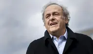 Mantan presiden UEFA, Michel Platini, tampak meninggalkan gedung pengadilan setelah putusan banding dari Kejaksaan Agung Swiss terhadap mantan presiden UEFA dan FIFA atas dugaan pembayaran palsu, di Muttenz dekat Basel, pada 25 Maret 2025. (Fabrice COFFRINI/AFP)