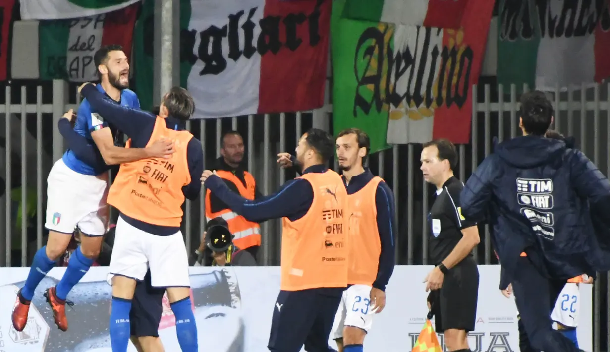 Gelandang Italia, Antonio Candreva, melakukan selebrasi usai mencetak gol ke gawang Albania pada laga kualifikasi Piala Dunia 2018 di Stadion Loro Borici, Senin (9/20/2017). Italia menang 1-0 atas Albania. (AFP/Gent Shkullaku)