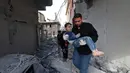 Di waktu bersamaan, tim penyelamat mengatakan dalam sebuah serangan Israel di Gaza sedikitnya menewaskan 35 orang. (Eyad BABA/AFP)