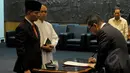 Ketua MPR RI Zulkifli Hasan menandatangani surat pelantikan Ferry Kase sebagai anggota MPR, Jakarta, Kamis (22/1/2015). (Liputan6.com/Andrian M Tunay)