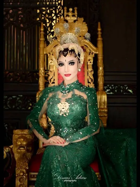 Kalau yang satu ini, Roro tampil mengenakan busana pengantin adat Jawa. Kebaya panjang yang menjuntai berwarna hijau ini sangat cocok dipakai oleh Roro. Selain itu, Roro makin anggun dengan sanggul dan hiasan di kepalanya. (Instagram/roro.fitria1989)