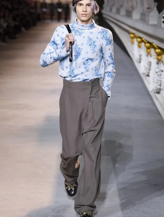 Stephen Jones juga mengerjakan ulang Beret Doris untuk pria, dalam peringatan 25 tahun ia berkarya sebagai desainer topi untuk Dior. Foto: Dior.