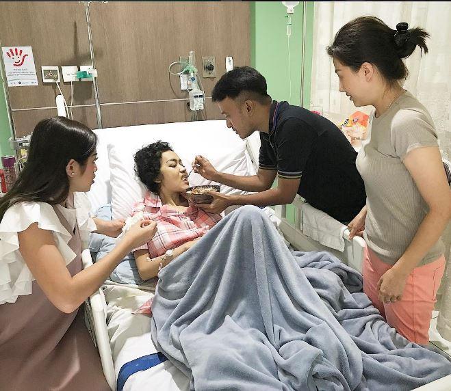 Ruben Onsu dengan telaten menyuapi Julia Perez (Foto: Instagram)