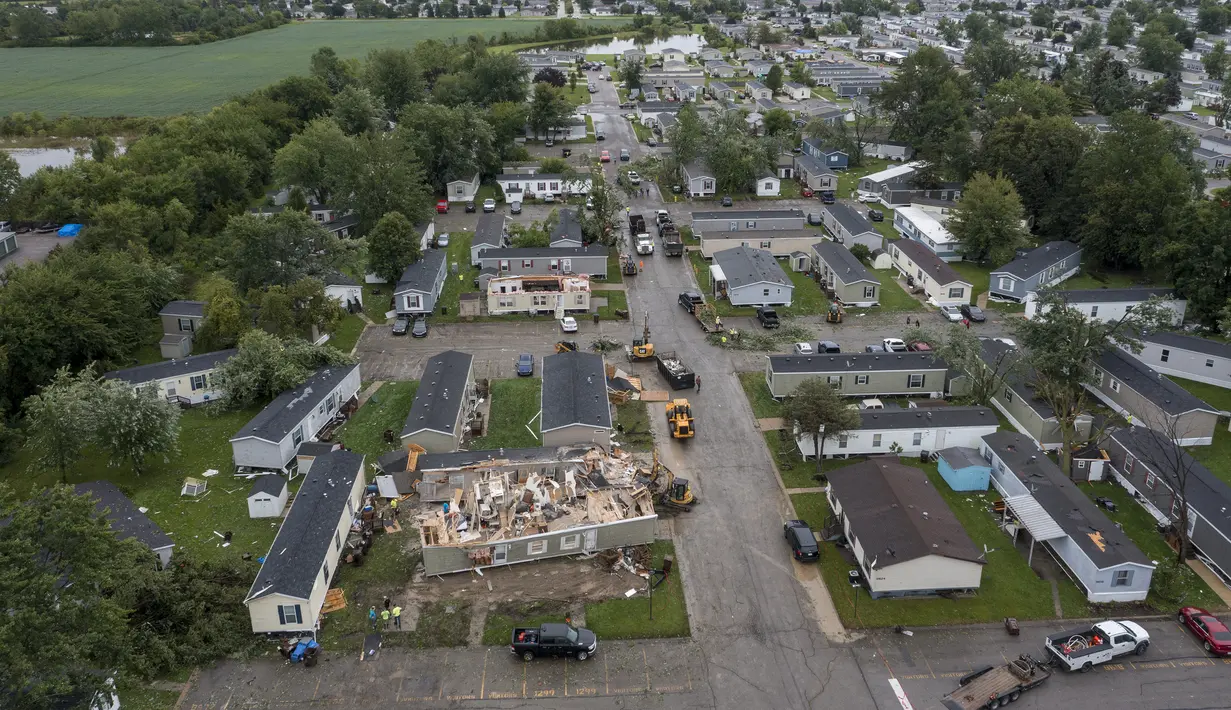Setidaknya tujuh tornado mendarat di Michigan sebagai bagian dari badai hebat yang dipicu oleh angin kencang. (Andy Morrison/Detroit News via AP)