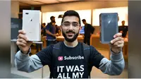 Pembeli pertama iPhone 8, Mazen Kourouche yang mengantre selama 11 hari di depan Apple Store Sydney. (AAP/ Joel Carrett)