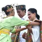 Presiden Jokowi dan Ibu Negara Iriana disambut sampiran kain tradisional NTT di  Bandar Udara Komodo, Kabupaten Manggarai Barat (Dok.Instagram/@jokowi/ https://www.instagram.com/p/BzvBBNABIZC/Komarudin)