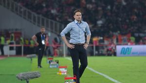 Aksi pelatih Bhayangkara FC, Paul Munster saat mendampingi timnya bertandang ke markas Persija Jakarta, Stadion Gelora Bung Karno, Jakarta, Senin (29/12/2025)  dalam laga tunda pekan ke-8 BRI Super League 2025/2026. (Bola.com/Muhammad Iqbal Ichsan)