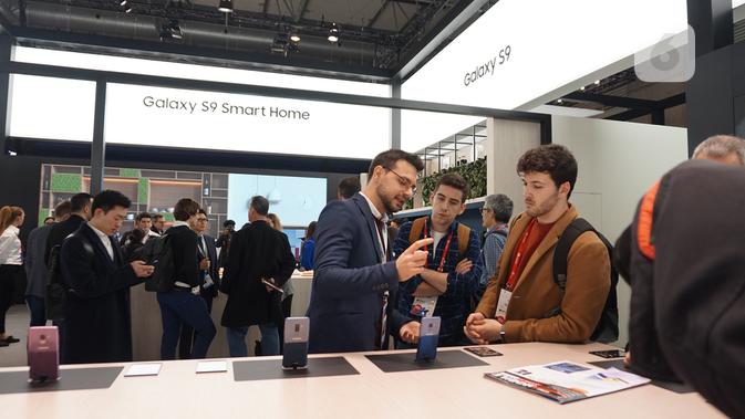 Antusiasme pengunjung di booth Samsung di gelaran Mobile World Congress 2018 (Liputan6.com/ Agustin Setyo W)
