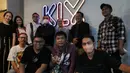 <p>Sejumlah rombongan dari Digital Business Consultant untuk Madura United berfoto bersama usai kunjungan&nbsp;di kantor Bola.com di Gondangdia, Jakarta, Senin (30/05/2022). (Bola.com/Bagaskara Lazuardi)</p>