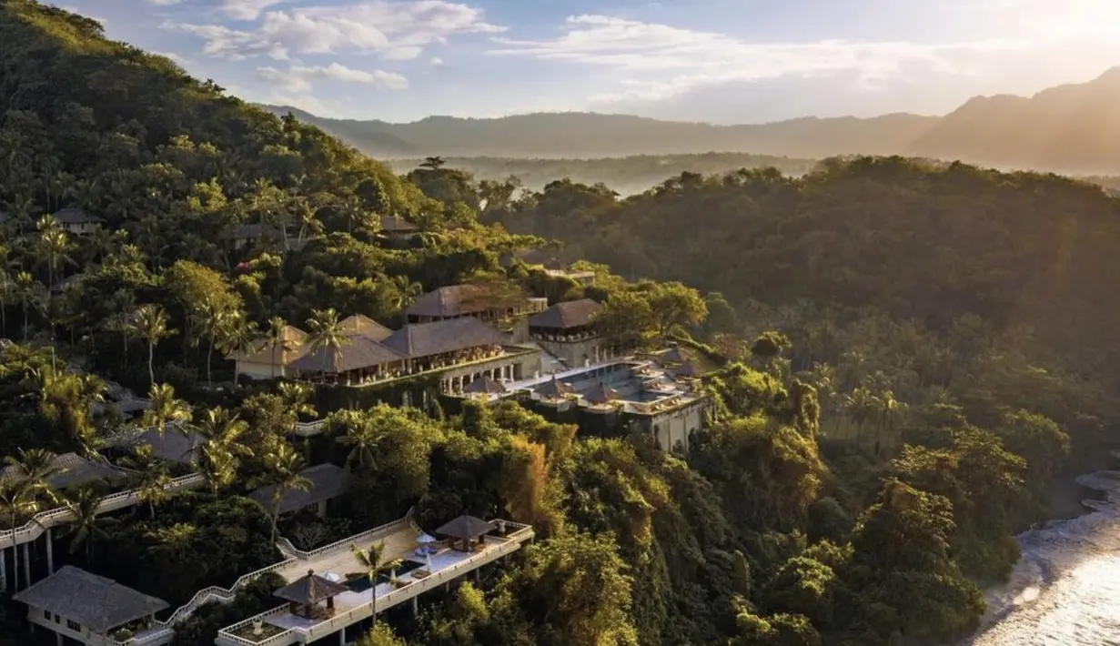 Berada di daerah Karangasem Bali, venue tersebut hadirkan keindahan yang tak terbantahkan. Tak heran mengapa BCL dan Tiko memilih venue ini. [Foto: Instagram/ AmankilaBali]