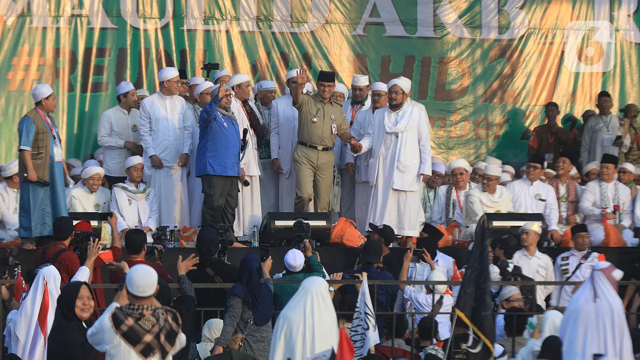 Salat Tahajud dan Doa Bersama Isi Reuni 212 di Monas