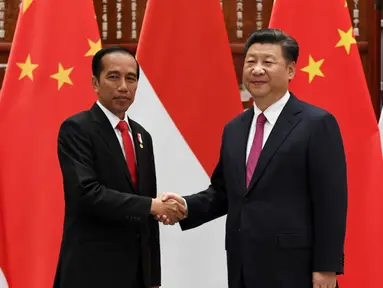 Presiden Tiongkok Xi Jin-ping (kanan) berjabat tangan dengan Presiden RI Joko Widodo di Hangzhou, Tiongkok, Jumat (2/9). Kunjungan Jokowi untuk menghadiri KTT G20. (REUTERS / Minoru Iwasaki)