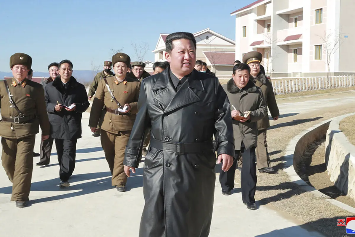 FOTO: Sebulan Hilang, Kim Jong-un Muncul di Hadapan Publik
