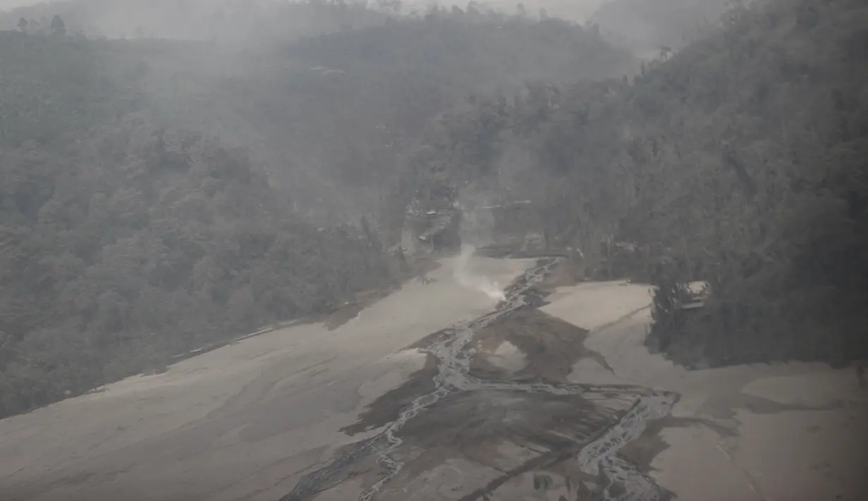 Sebuah desa tertutup abu dari letusan Gunung Semeru di Kabupaten Lumajang, Jawa Timur (5/12/2021). BNPB menyatakan, korban meninggal akibat Gunung Semeru meletus mencapai 13 orang. Sementara 41 orang yang mengalami luka-luka. (AP Photo/Trisnadi)