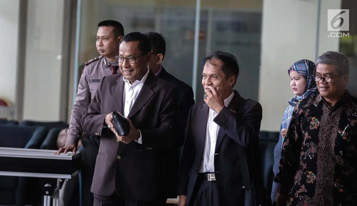 Sapriyanto Refa bersama rekannya tiba di gedung KPK, Jakarta, Jumat (12/1). Fredrich dipanggil KPK untuk diperiksa sebagai tersangka dugaan menghalangi dan merintangi penyidikan kasus e-KTP dengan tersangka Setya Novanto. (Liputan6.com/Faizal Fanani)