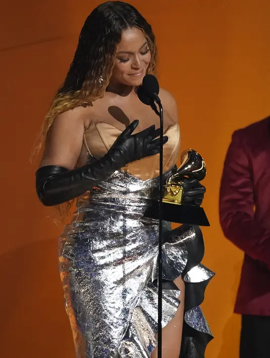 Beyonce menerima penghargaan untuk album dance/musik elektronik terbaik untuk "Renaissance" di Penghargaan Grammy Awards 2023 di Los Angeles pada Minggu, 5 Februari 2023. Beyonce tampil menonjolkan lekuk tubuhnya dalam balutan gaun strapless berwarna perak dan krem yang memesona dengan sarung tangan. (AP Photo/Chris Pizzello)