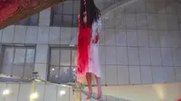 Penampakan horor wanita bersimbah darah yang digantung di sebuah pohon di Orchard Road, Singapura. (Facebook Singaporeans Defending Marriage and Family)