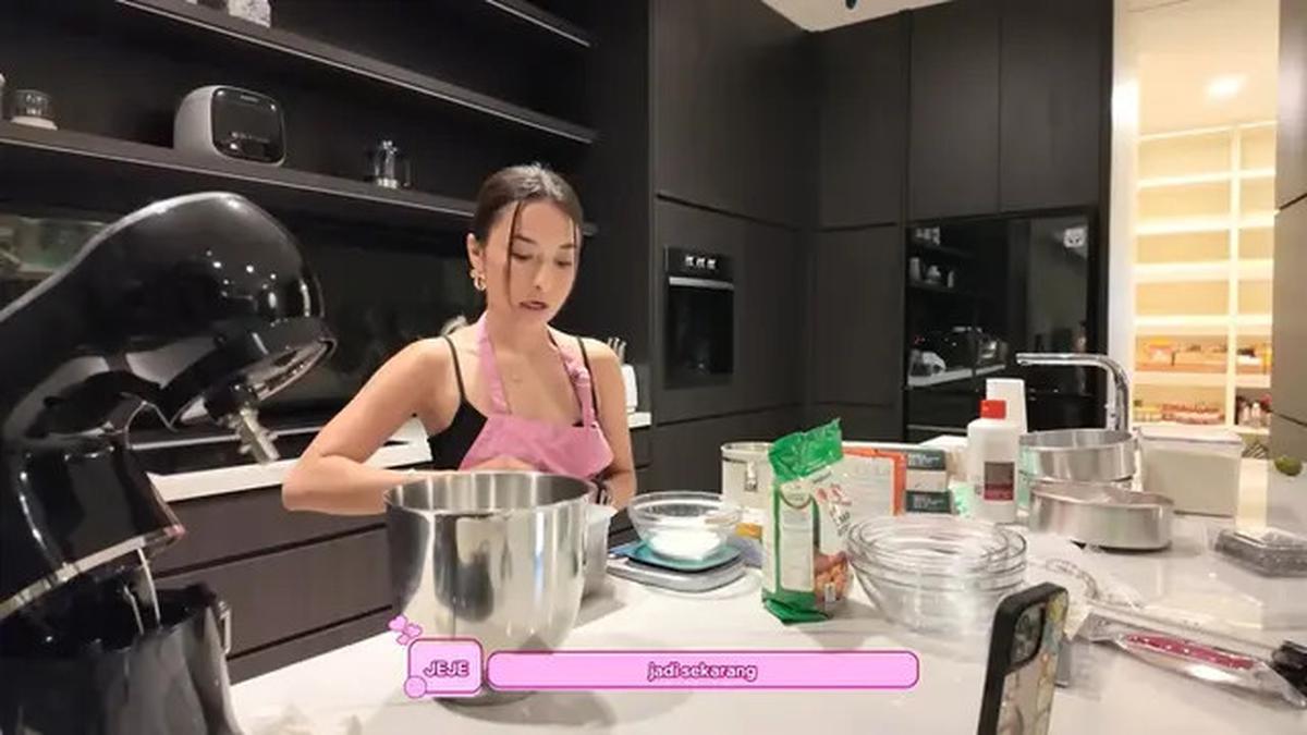 7 Potret Dapur Rumah Jennifer Coppen, Modern dengan Nuansa Hitam-Putih
