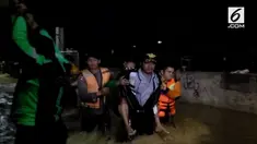 Ketinggian air di kawasan kampung pulo terus meninggi hingga mencapai pinggang dewasa. 
Warga pun mulai dievakuasi dari rumahnya.