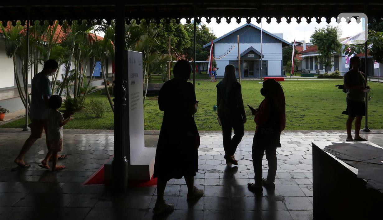 Pengunjung pelajar menyaksikan diorama sejarah pada Pameran Retrospeksi di museum Kebangkitan Nasional di Jakarta, Sabtu (21/5/2022). Pameran Retrospeksi tersebut dalam rangka memperingati hari Kebangkitan Nasional yang berlangsung dari tanggal 20 Mei - 18 Juni 2022. (Liputan6.com/Johan Tallo)